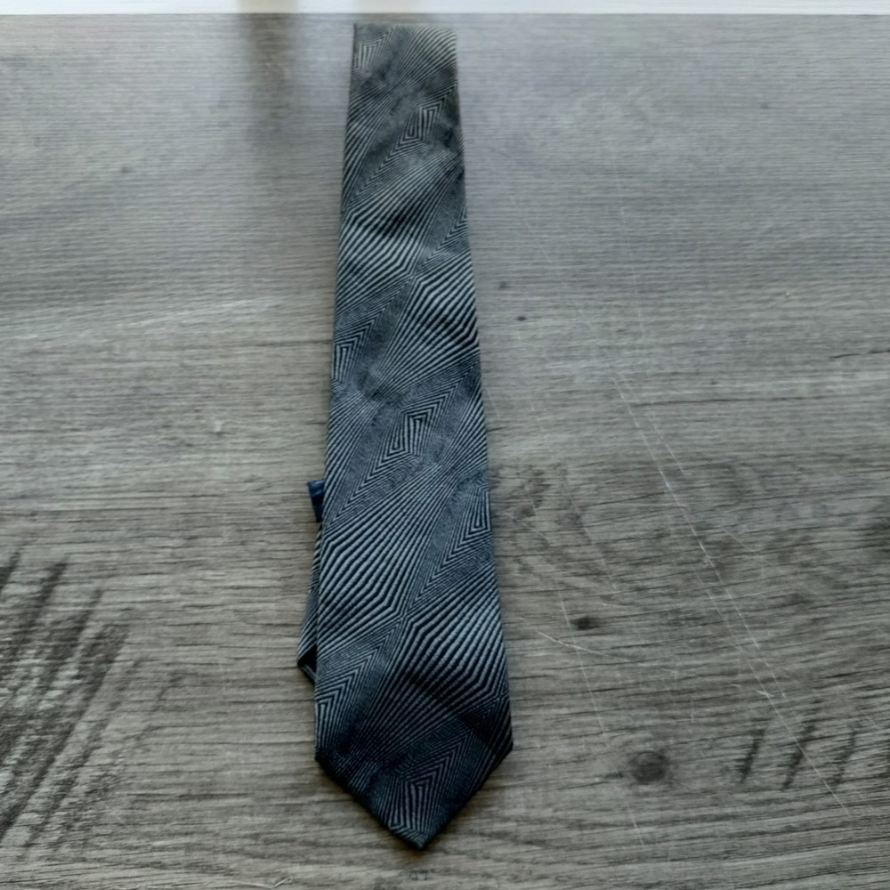 Fendi Roma Mens Silk Tie Grey Black Geometric Chevron Hand Made Italy 3.75 Wide